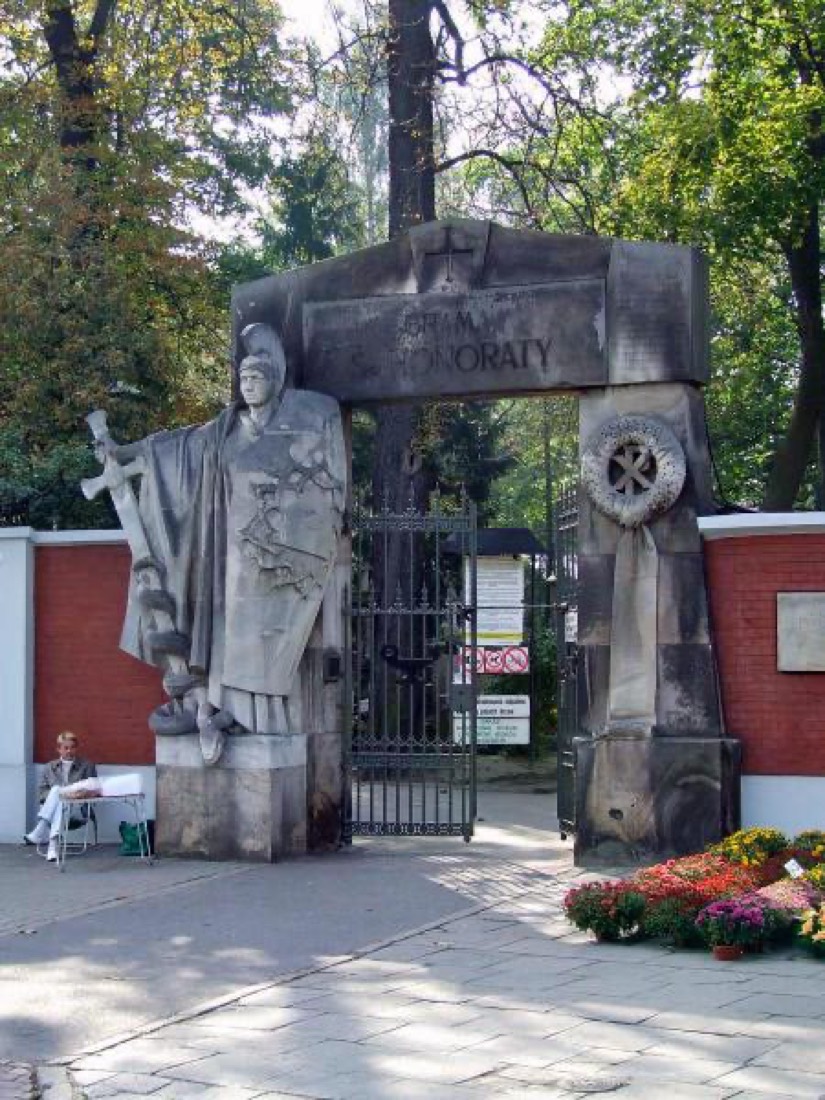 Stare Powązki: tu spoczywają Leopold Adolf i jego syn Konstanty. Jerzy ma tu symboliczny grób.